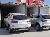 מכוניות סיניות נפרקות ממכולות בנמל המפרץ / צילום: יח''צ