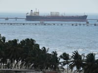 מיכלית נפט בחוף בוונצואלה / צילום: ap, Matias Delacroix