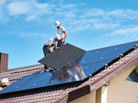 התקנת גג סולארי ביתי / צילום: Shutterstock