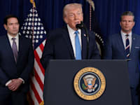 נשיא ארה''ב דונלד טראמפ במסיבת עיתונאים לאחר התקיפה בוונצואלה, משמאלו מזכיר המדינה מרקו רובי / צילום: Reuters, Jonathan Ernst