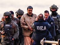 מדורו מובל באזיקים לבית המשפט בניו יורק / צילום: Reuters, Eduardo Munoz