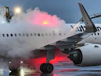 הפשרת קרח ממטוס בגרמניה / צילום: ap, Michael Probst