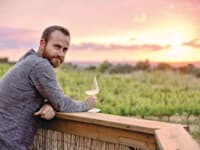 איתמר אבירן על רקע היקב שלו. ''אני משקיע אין סוף מאמץ בכרם כדי להביא את הפרי הכי טוב שאני יכול'' / צילום: טל להב