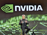 הנאום הפך לתצוגת תכלית. מנכ''ל אנבידיה הואנג בכנס CES השבוע / צילום: Reuters, Kyodo