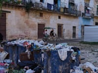 האשפה נערמת ברחובות הוואנה, קובה / צילום: ap, Ramon Espinosa