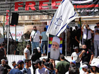 דרוזים בדרום סוריה מניפים את דגל ישראל / צילום: ap, Fahd Kiwan