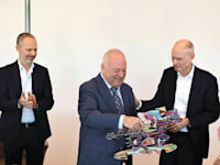 חותמים על העסקה. מימין: ארי קלמן, מנכ''ל מנורה, רוני נתנזון, מייסד מנורה ERN, וערן גריפל, יו''ר מנורה מבטחים / צילום: עידן שיסטר