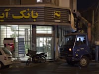 סניף של בנק איינדה בטהרן / צילום: Reuters, Morteza Nikoubazl