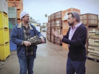 ד''ר ג'רמי פוגל ואסף דוקטור ב''הצלחת של הארץ המובטחת''. מסע לאוכל קדום / צילום: יח''צ