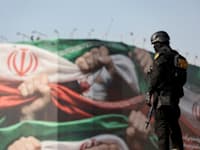 לוחם בכוחות המשטרה האיראניים, טהרן / צילום: Reuters, Stringer/WANA