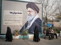 ''אין ודאות שנפילת המשטר תביא לאיראן טובה יותר''. כרזה עם תמונת חמינאי בטהרן / צילום: Reuters, Morteza Nikoubazl