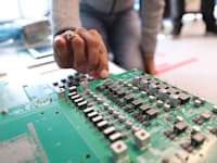 בברודקום נערכים לבדיקת השבבים שיתחרו באנבידיה / צילום: Reuters, Ying Tang