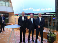 יו''ר רשות ני''ע ספי זינגר ומנכ''ל הבורסה איתי בן זאב, לצד יו''ר ה-SEC פול אטקינס, בטקס פתיחת המסחר בתל אביב, הבוקר (ו') / צילום: דרור סיתהכל