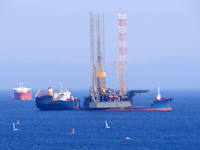 אסדת הקידוח מול חופי לימסול / צילום: Shutterstock, Andriy Markov