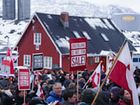 ''גרינלנד לא למכירה''. הפגנה נגד כוונות טראמפ בנוק, בירת גרינלנד / צילום: ap, Evgeniy Maloletka