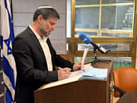 שר האוצר בצלאל סמוטריץ' חותם על צו שמרחיב את מכסות יבוא הגבינות הקשות / צילום: דוברות שר האוצר