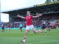 סם סמית' (רקסהאם) חוגג לאחר שהבקיע גול מול קבוצת צ'רלטון אתלטיק / צילום: ap, Jon Super