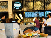 המבורגר של GDB / צילום: אנטולי מיכאלוב, ליאל סנד