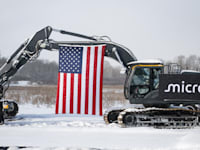 מניחים אבן פינה למפעל ייצור של מיקרון בניו יורק / צילום: Reuters, USA TODAY Network