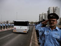 שוטרים מצדיעים במסע הלוויה של רן גואילי ז''ל / צילום: ap, Ohad Zwigenberg