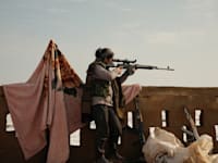 צלפית מיחידת הלוחמות הכורדיות בסוריה / צילום: Reuters, Thomas Noonan / Hans Lucas