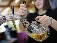 מוזגת בבית קפה בברלין. רוב העבודות החלקיות הן במגזר השירותים / צילום: Reuters, IMAGO/photothek.de