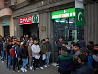 מאות פקיסטנים ממתינים בכניסה לקונסוליה הפקיסטנית בברצלונה בעקבות החלטת ממשלת ספרד להעניק אישורים למהגרים / צילום: ap, Emilio Morenatti