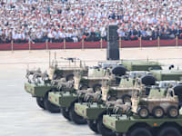 כלים בלתי מאוישים במצעד צבאי בבייג'ינג, ספטמבר. גרסאות חמושות של כלבים רובוטיים וכטב''מים / צילום: Reuters, Sheng Jiapeng/China News Service/VCG