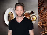 יאיר בקייר ומנות של ''בואו''. ''רצינו מקום עכשווי'' / צילומים: עמית נעים וחיים יוסף