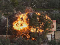 להבות עולות מבניין שנפגע בתקיפה אווירית ישראלית בדרום לבנון בתחילת החודש / צילום: ap, Mohammad Zaatari