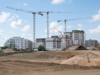 אתר בנייה במרכז הארץ. ''כשהשוק מאט, יש ליזמים תמריץ לתת הנחות והטבות'' / צילום: Shutterstock