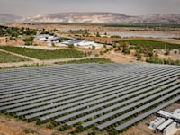 פאנלים סולאריים מעל שדה חקלאי / צילום: אמיר טרקל
