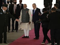 בנימין נתניהו פוגש את נרנדרה מודי שנחת בארץ, היום / צילום: ap, Leo Correa