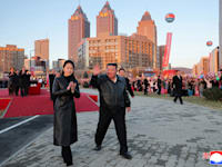 קים ג'ו אה לצד אביה, באחת מהופעותיה הפומביות / צילום: Reuters