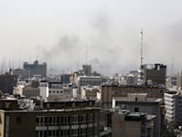 עשן מתנשא מעל מרכז העיר טהרן לאחר פיצוץ, הבוקר / צילום: Reuters, Anadolu