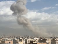 פטריית עשן כתצואה מהפצצות בטהרן, הבוקר / צילום: Reuters, רויטרס