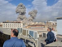 תושבים צופים בפטריית העשן כתוצאה מפיצוצים בטהרן, הבוקר / צילום: ap