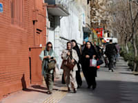 אנשים מנסים לתפוס מחסה בעקבות פיצוץ, טהרן הבוקר. ניו יורק טיימס מדגיש כי התקיפה התבצעה בשעת העומס / צילום: Reuters