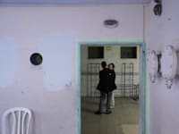 אנשים במקלט ברמת גן, הבוקר / צילום: ap, Oded Balilty