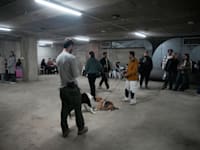 אנשים במקלט בשל מתקפת טילים מאיראן / צילום: ap, Ohad Zwigenberg