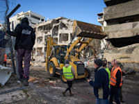 אזור נפילת טיל איראני במרכז הארץ / צילום: ap, Oded Balilty