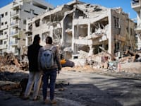 בניין שנפגע מטיל איראני בתל אביב / צילום: ap, Ohad Zwigenberg