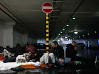 אנשים מתמגנים בחניון בעקבות טילים שנורו מאיראן / צילום: ap, Ohad Zwigenberg