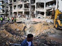 אזור פגיעת הטיל האיראני בתל אביב / צילום: ap, Oded Balilty