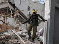 זירת הפגיעה הישירה בבית שמש / צילום: Reuters, Ammar Awad