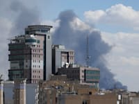 עשן מיתמר מעל טהרן לאחר התקיפה הישראלית, אתמול / צילום: ap, Vahid Salemi