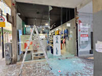 חלון הראווה של חנות iBags שנופץ / צילום: אורון גנץ