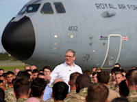 ראש ממשלת בריטניה כאשר ביקר בעבר בבסיס חיל האוויר הבריטי ארקוטירי שבקפריסין / צילום: ap, Kirsty Wigglesworth