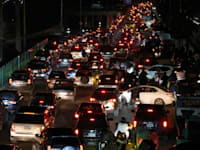 מכוניות עומדות בפקק תנועה בעוד תושבים נמלטים מתקיפות אוויריות ישראליות בדאחייה, השבוע / צילום: ap, Bilal Hussein