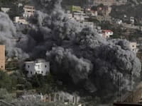 עשן שחור מיתמר מבניין שנפגע מתקיפה אווירית ישראלית בדרום לבנון / צילום: ap, Mohammad Zaatari